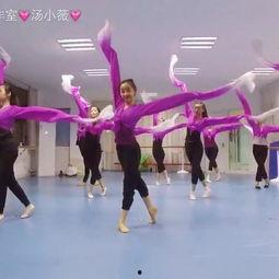 成人拿小鼓的舞蹈视频